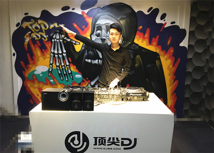 湖北DJ學(xué)員劉攀登機房照片